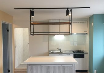 千葉市若葉区 キッチンに天吊り棚のフレームシェルフ設置