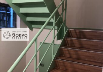 千葉市美浜区ビルを保育園へリノベーション、階段