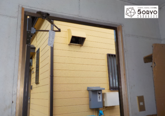 千葉市稲毛区Ｎハイツ風災被害による倉庫ドアの交換リフォーム工事