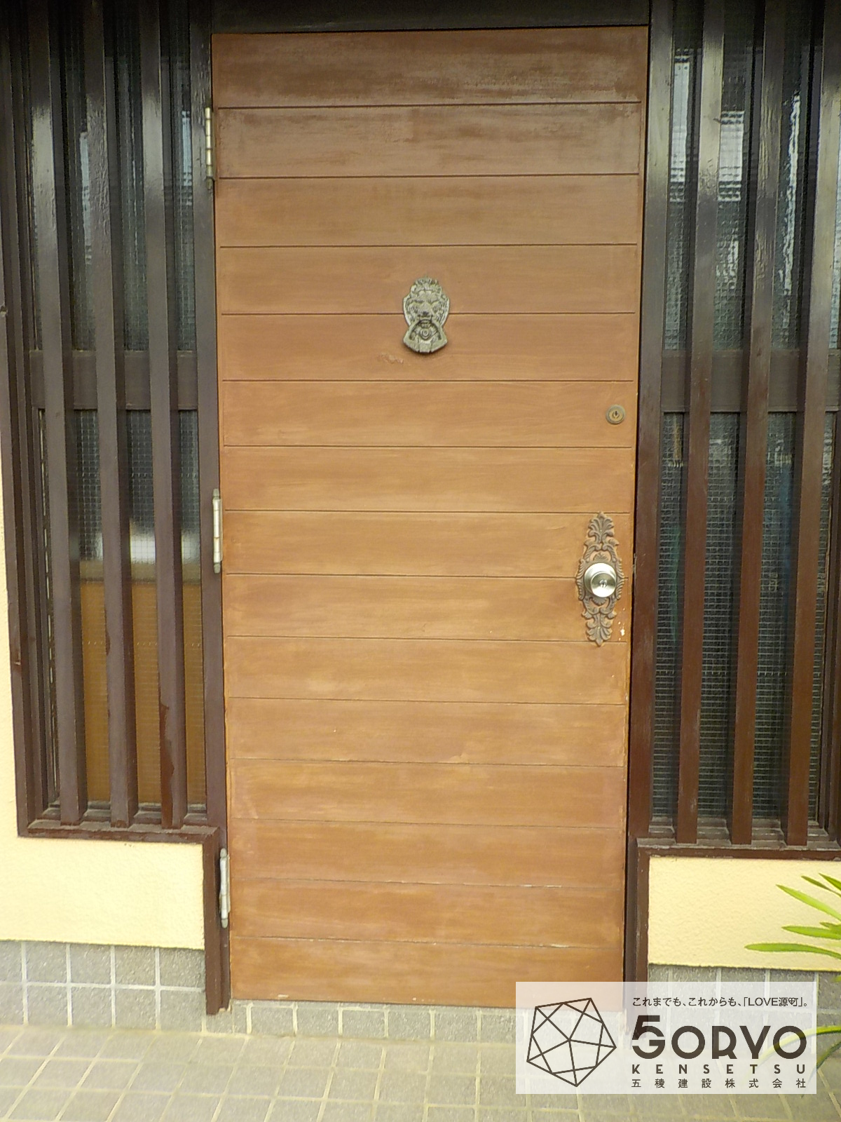 千葉市若葉区A様邸外構リフォーム・木製玄関ドアと戸袋の塗り替え塗装：施工前