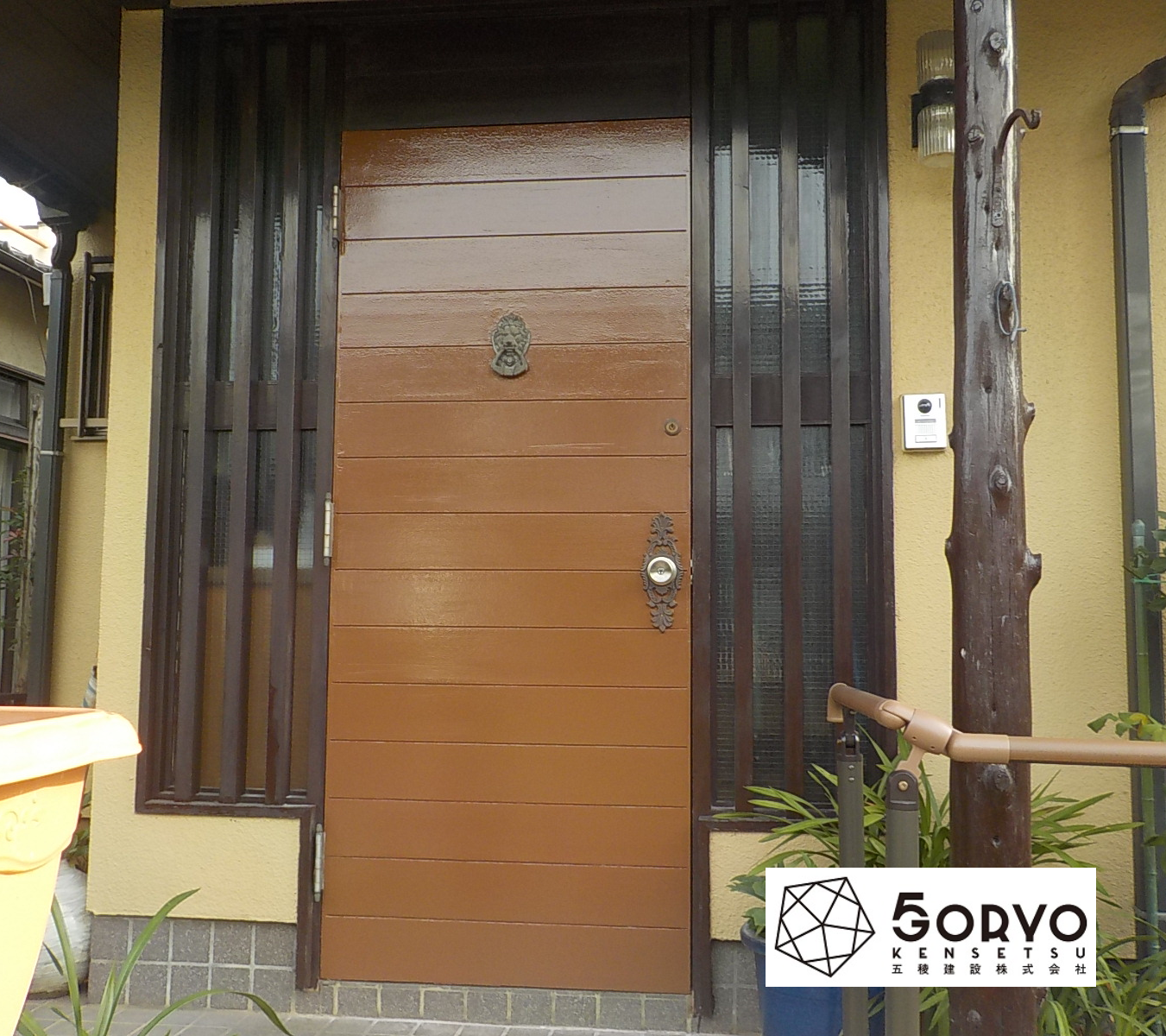 千葉市若葉区A様邸外構リフォーム・木製玄関ドアと戸袋の塗り替え塗装：施工後